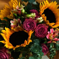 Ramo de girasoles, rosas y astromelias